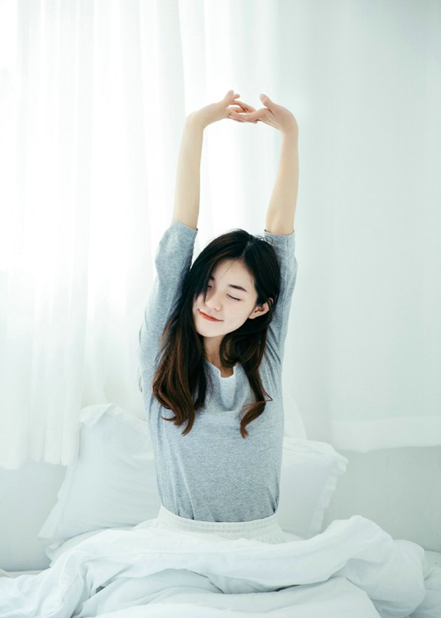 早安美女 慵懒听音乐女生