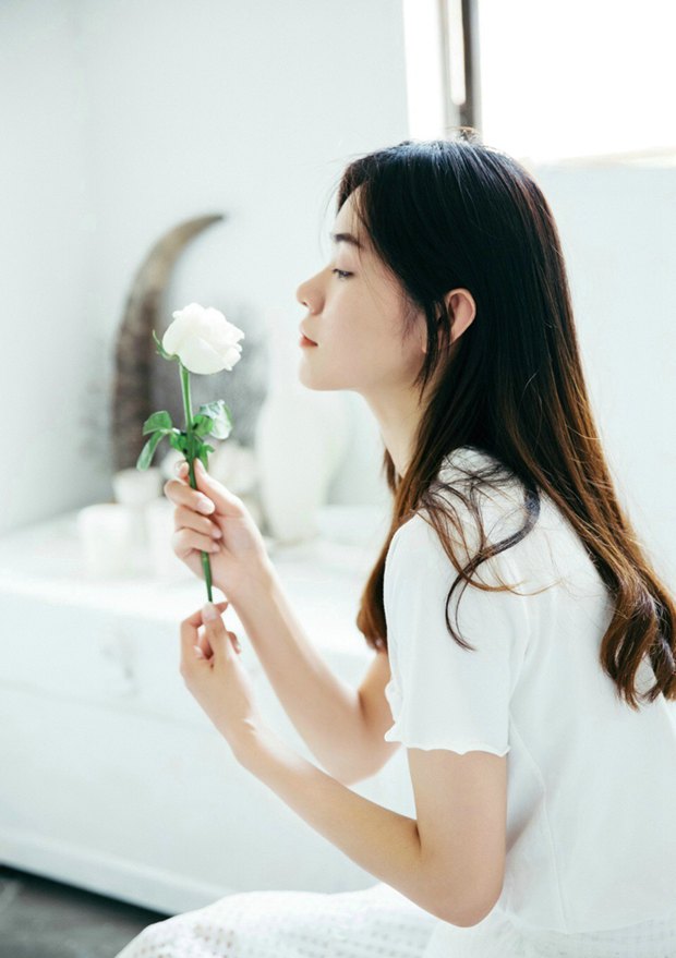 早安美女 慵懒听音乐女生