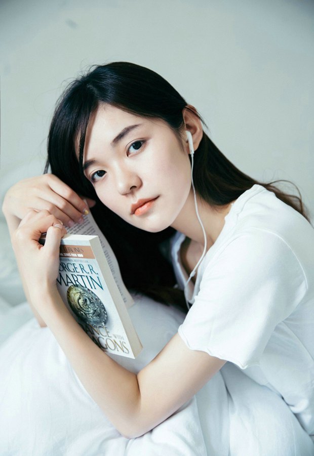 早安美女 慵懒听音乐女生