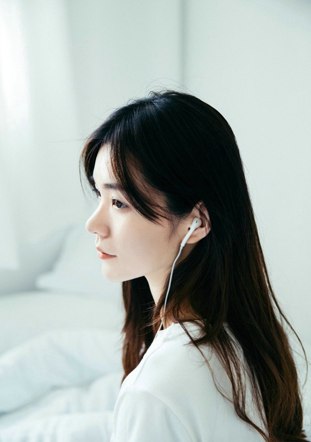 早安美女 慵懒听音乐女生