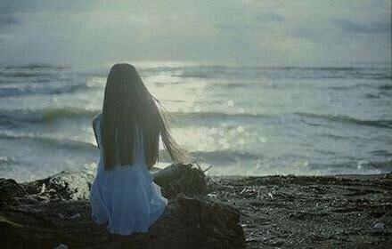 孤单一个人女生伤感思念图片