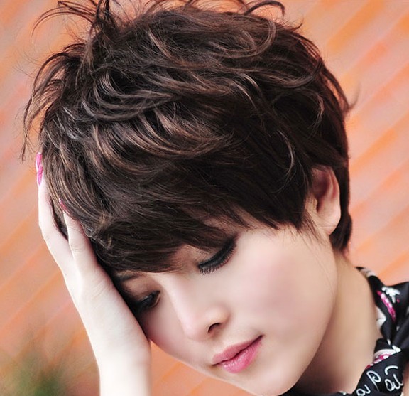 短发卷发蓬松女生发型