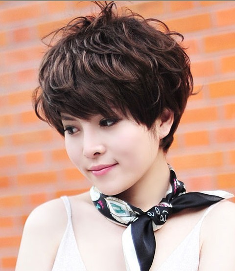 短发卷发蓬松女生发型