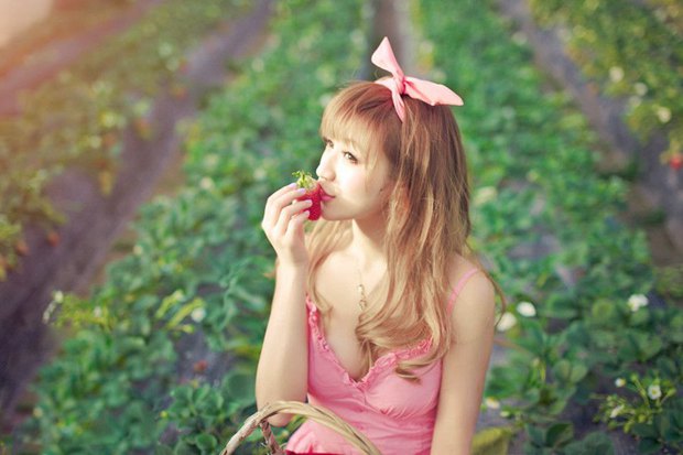 摘草莓的粉可爱萌妹子女生
