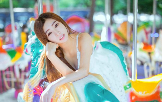 游乐园里的小清新女孩