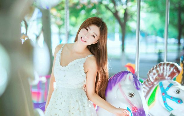 游乐园里的小清新女孩