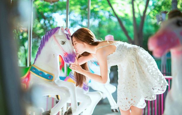 游乐园里的小清新女孩