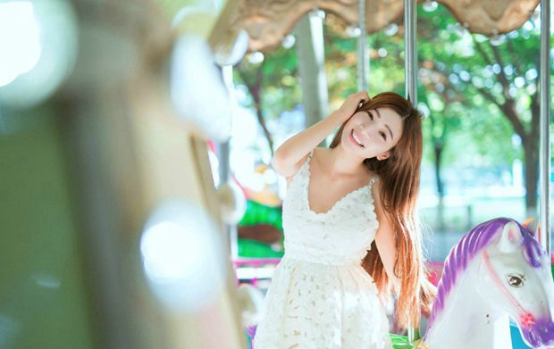 游乐园里的小清新女孩