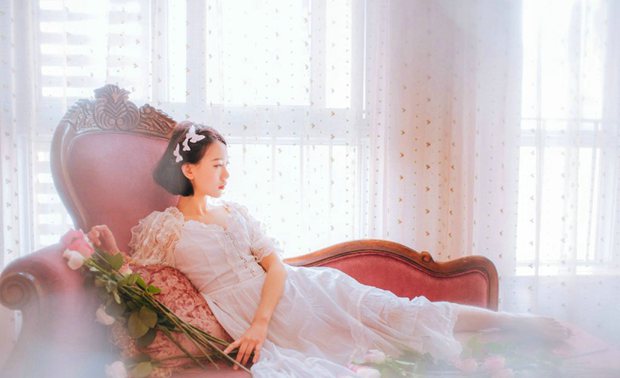 梦幻玫瑰花女生唯美图片