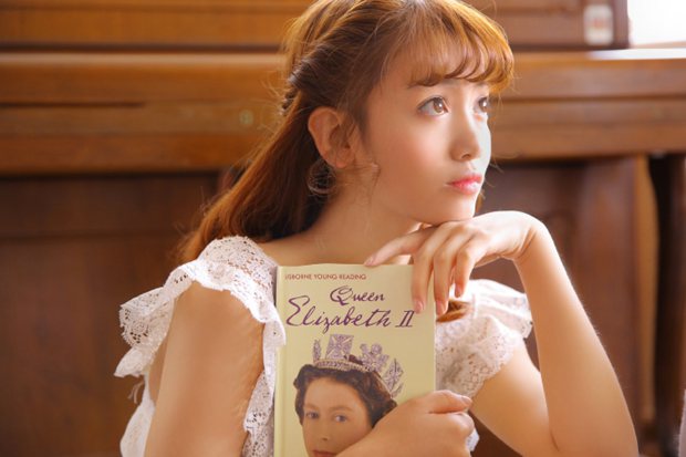 钢琴女生爱笑的萌妹子图片