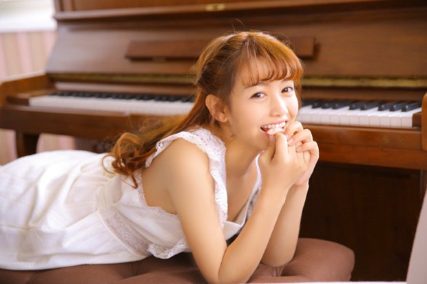 钢琴文艺女生爱笑的萌妹子