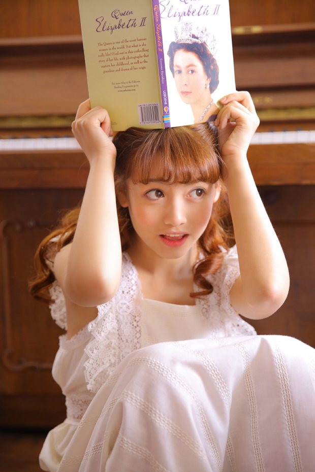 钢琴文艺女生爱笑的萌妹子