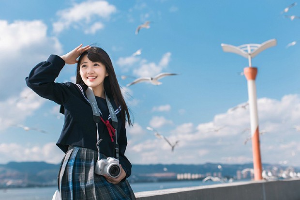 海湾边清纯校园制服女生照片