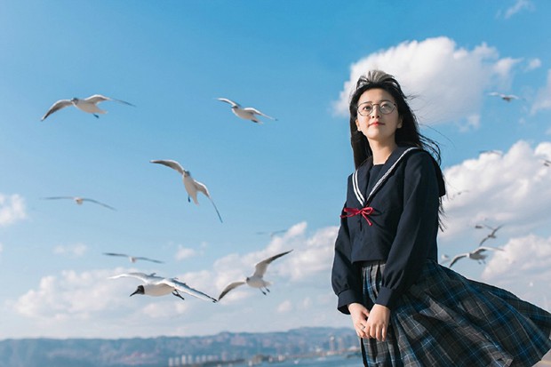 海湾边清纯校园制服女生照片