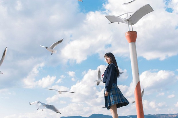 海湾边清纯校园制服女生照片
