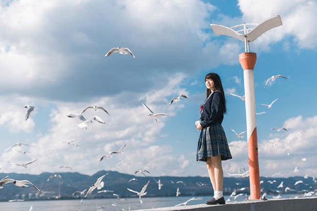 海湾边清纯校园制服女生照片