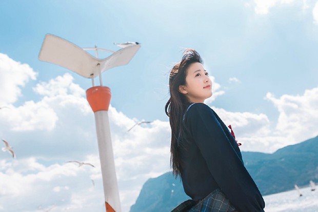 海湾边清纯校园制服女生照片