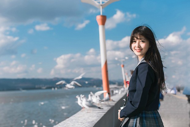 海湾边清纯校园制服女生照片