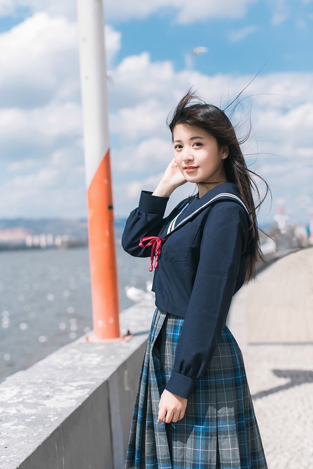海湾边清纯校园制服女生照片