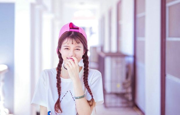 圆眼镜麻花辫可爱女生图片