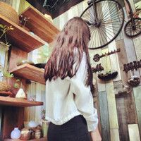 黑色长卷发女生背景头像