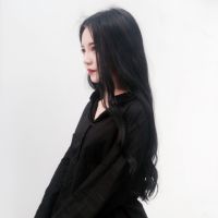 黑色长卷发女生背景头像