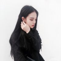 黑色长卷发女生背景头像
