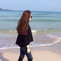 黑色长卷发女生背景头像