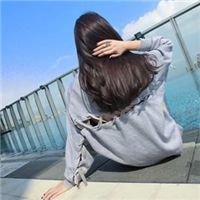 黑色长卷发女生背景头像