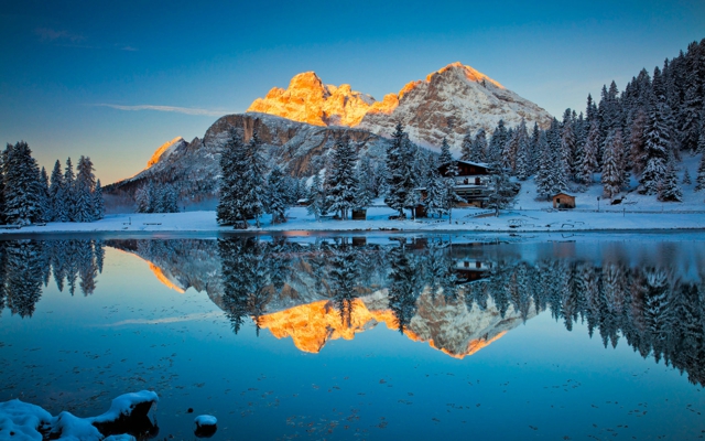 宁静唯美的湖泊和山峰风景图片