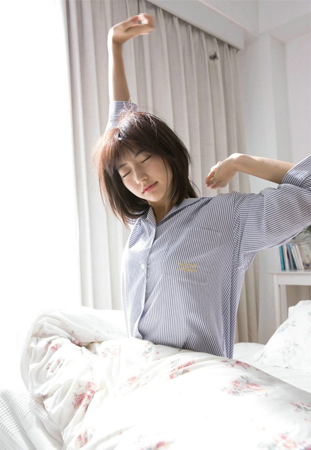 一脸懵懂的早安女生图片