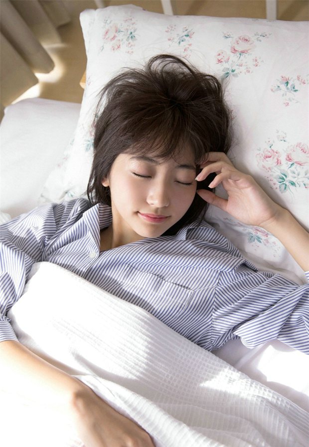 一脸懵懂的早安女生图片