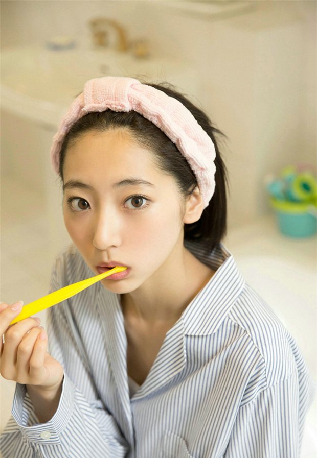 一脸懵懂的早安女生图片