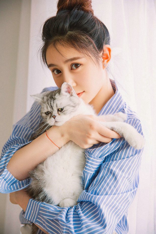 超可爱美女和猫咪萌照图片