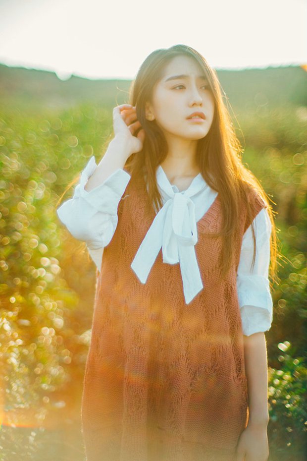 原野里唯美长发美女逆光图片