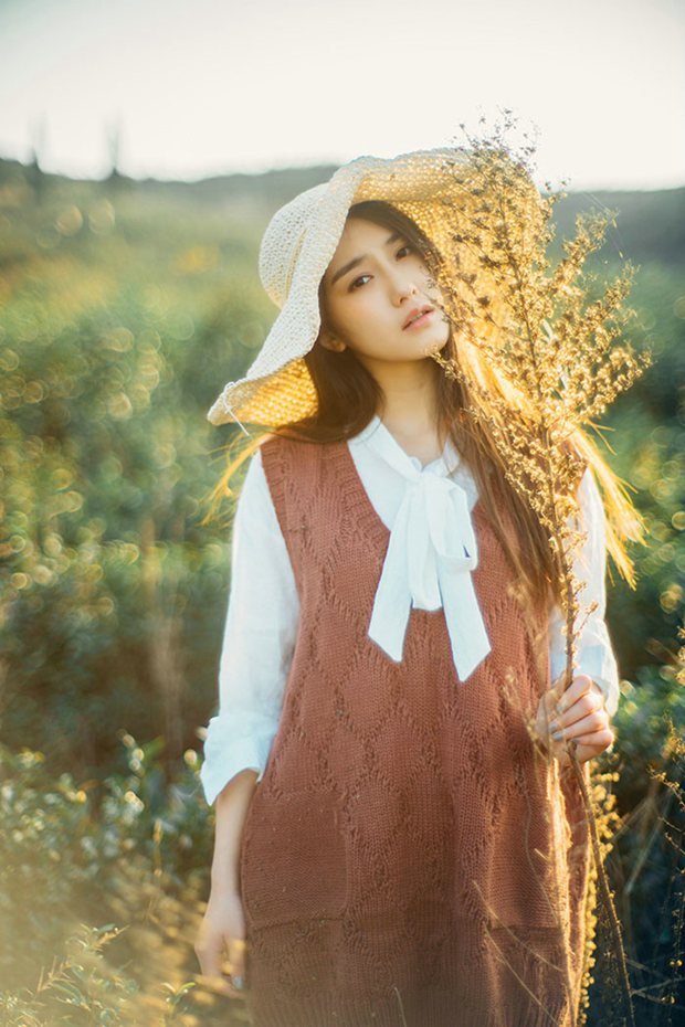 原野里唯美长发美女逆光图片