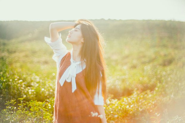 原野里唯美长发美女逆光图片
