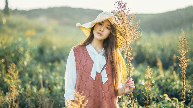 原野里唯美长发美女逆光图片