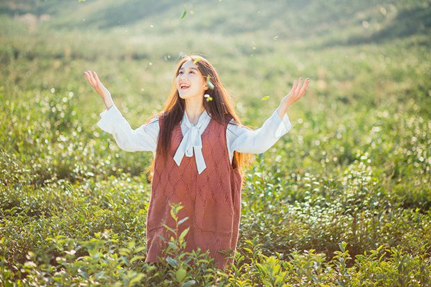 原野里唯美长发美女逆光图片