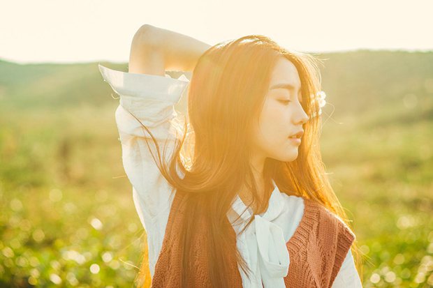 原野里唯美长发美女逆光图片