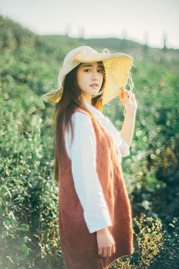 原野里唯美长发美女逆光图片