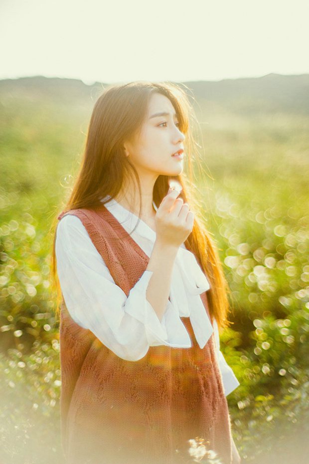 原野里唯美长发美女逆光图片