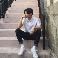 清新白衬衫帅气男生头像