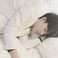 清新白衬衫帅气男生头像