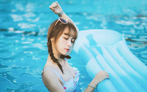 游泳池里可爱呆萌妹子