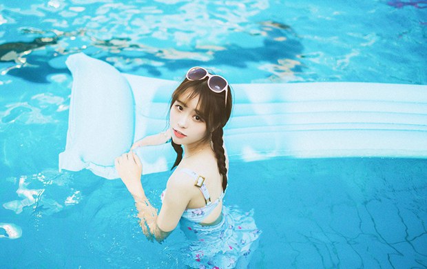 游泳池里可爱呆萌妹子