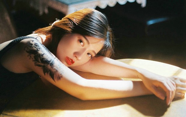气质短发纹身美女图片