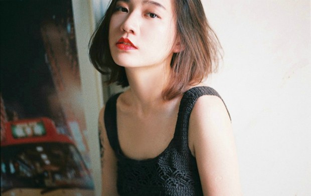 气质短发纹身美女图片
