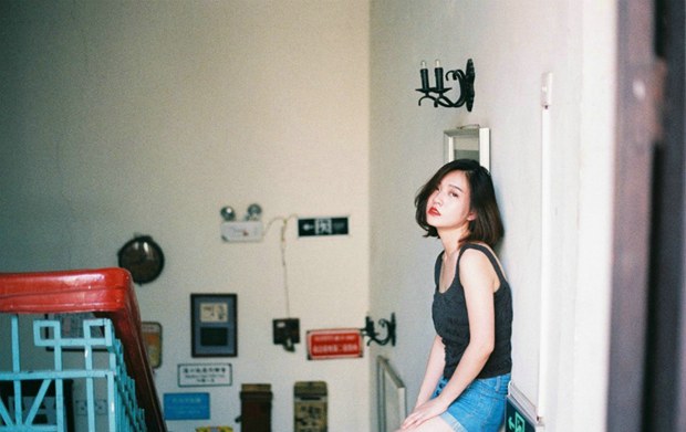 气质短发纹身美女图片