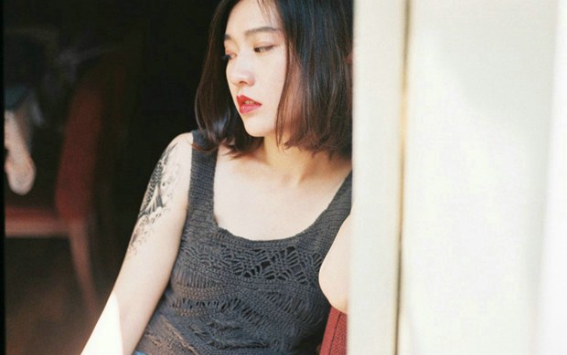 气质短发纹身美女图片